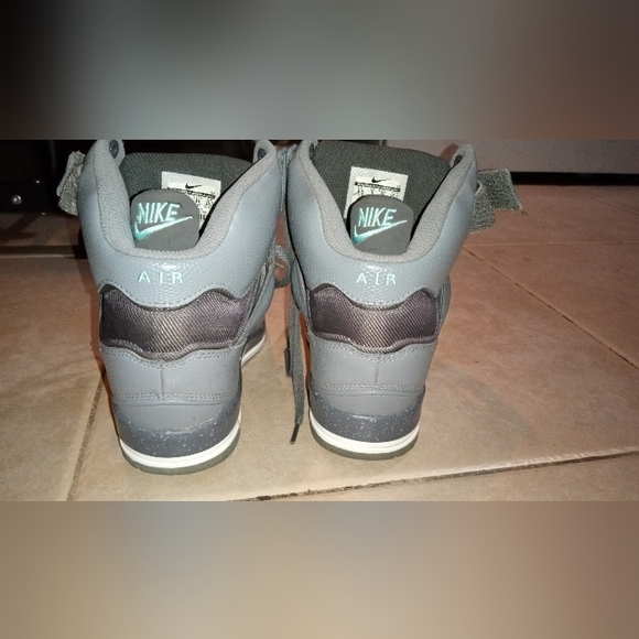 "NIKE". 599-410 SIZE 8-1/2 - Picture 10 of 14